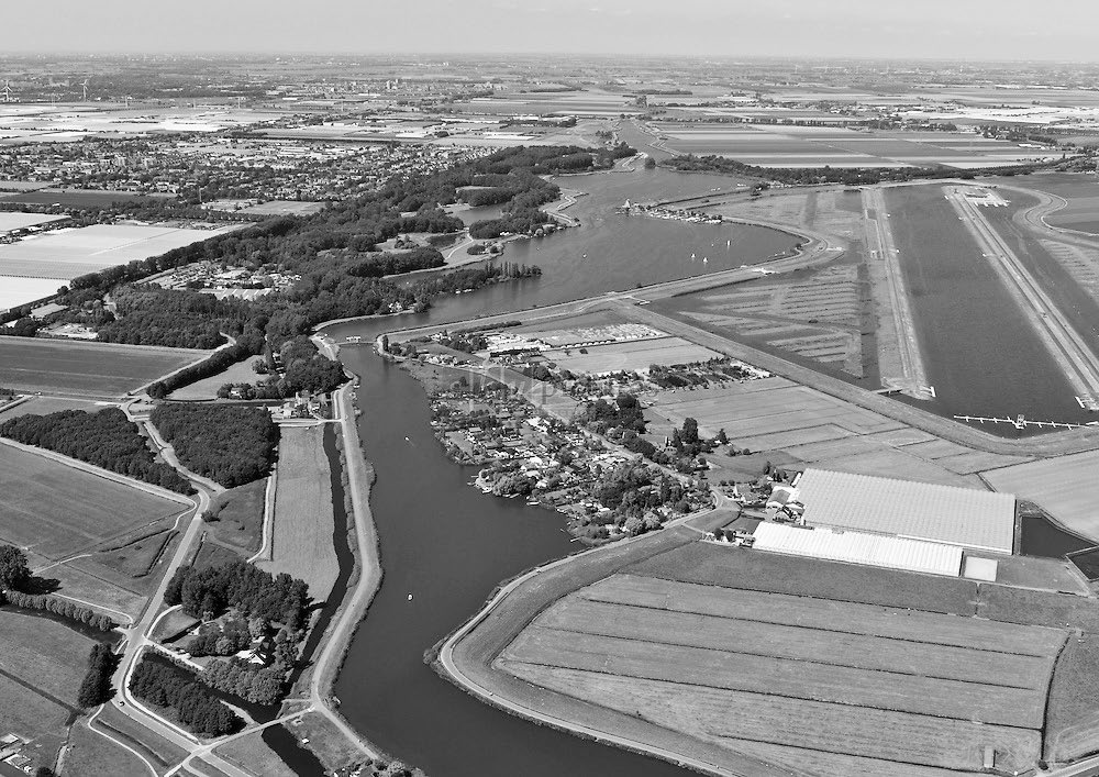 Oude veenrivier de Rotte, de Rottemeren en rechts in de polder de Willem-Alexander roeibaan tussen Rotterdam en Moerkapelle, 2013 (foto Izak van Maldegem)